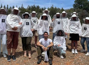 Στη κυψέλη με την Apivita!